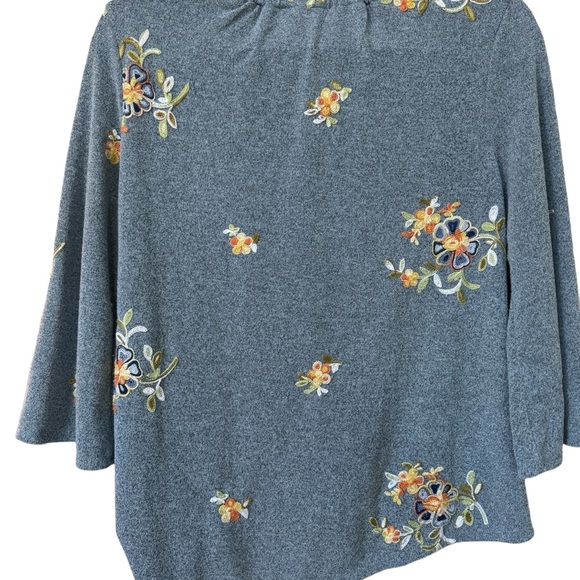 Fig and Flower blue side  front tie blouse with floral embroidery - Picture 4 of 5